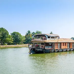 Oyo 28400 Relax In Kerala Pamba 3bhk Sharing Houseboat Alappuzha
